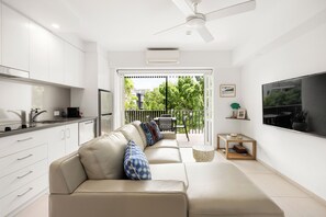 Smart TV, stereo - Coastal Elegance: Steps from Noosa Beach (Noosa Heads)