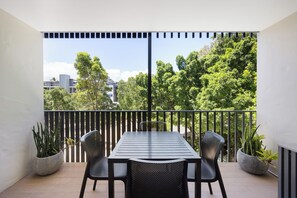 Outdoor dining - Coastal Elegance: Steps from Noosa Beach (Noosa Heads)