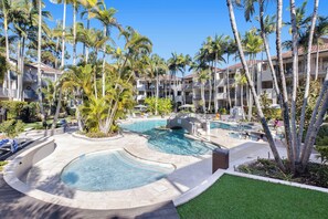 A heated pool - Coastal Elegance: Steps from Noosa Beach (Noosa Heads)