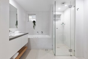 Combined shower/bathtub, hair dryer, towels, soap - Coastal Elegance: Steps from Noosa Beach (Noosa Heads)