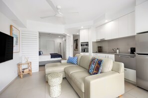 Smart TV, stereo - Coastal Elegance: Steps from Noosa Beach (Noosa Heads)
