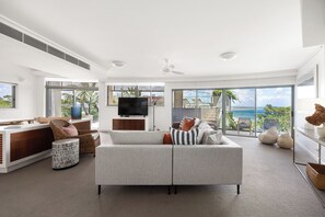 TV - Hastings Park 4: Modern, Ocean View Retreat (Noosa Heads)