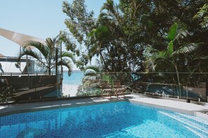 A heated pool - Hastings Park 4: Modern, Ocean View Retreat (Noosa Heads)