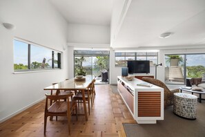 TV - Hastings Park 4: Modern, Ocean View Retreat (Noosa Heads)