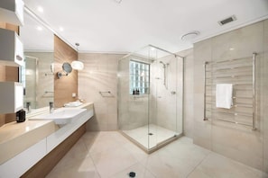Ensemble douche/baignoire, shampoing