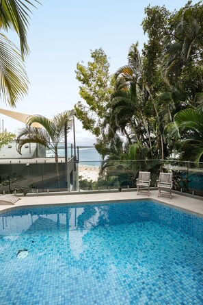 A heated pool - Hastings Park 7: Elegant Noosa Gem by the Beachl | AC | gourmet kitchen (Noosa Heads)