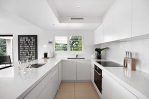 Fridge, oven, stovetop, coffee/tea maker - Hastings Park 7: Elegant Noosa Gem by the Beachl | AC | gourmet kitchen (Noosa Heads)