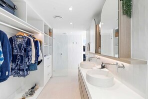 Combined shower/bathtub, hair dryer, towels, soap - Hastings Park 8: Sea Holly on Hastings (Noosa Heads)