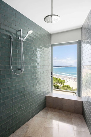 Combined shower/bathtub, shampoo - Hastings Park 9 - Noosa Paradise, Laguna Bay Views (Noosa Heads)
