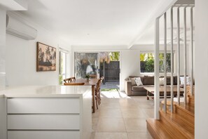 Un interior moderno con cocina, comedor y sala de estar.