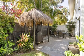 Outdoor dining - The Islander: Tropical Noosa Getaway (Noosa)