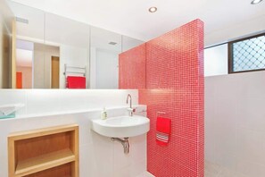 Shower, hair dryer, towels, soap - Kalang: Little Cove Joyful Retreat (Little Cove)