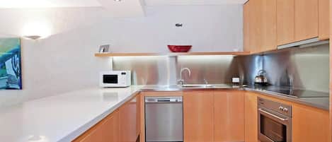 Coffee/tea maker, fridge, microwave, oven