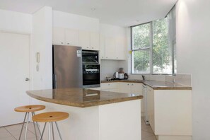 Frigorífico, microondas, horno y hervidor eléctrico