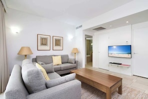Smart TV - Laguna 117 - Poolside, Near Beach (Noosa Heads)