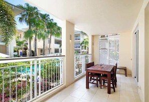 Outdoor dining - Laguna 117: Poolside, Near Beach (Noosa Heads)
