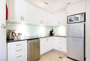 Coffee/tea maker, fridge, microwave, oven - Laguna 622 - Nautical Romance in Noosa (Noosa Heads)