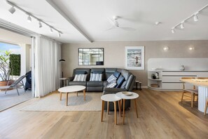 Smart TV, books - Las Rias, Riverside Luxury Bliss (Noosa Heads)