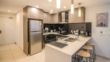 Apartemen Eksekutif | Dapur pribadi | Lemari es, microwave, oven, dan kompor