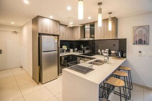 Apartemen Eksekutif | Dapur pribadi | Lemari es, microwave, oven, dan kompor