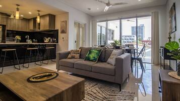 Apartemen Eksekutif | Area keluarga | Televisi LED 45-inci dengan saluran TV digital, TV, dan Netflix