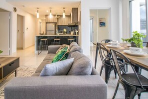 Apartamento ejecutivo | Zona de estar | Televisión LED de 45 pulgadas con canales digitales, una televisión