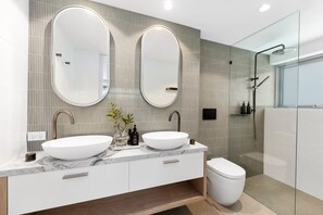 Dusche, Haartrockner, Handtücher, Seife