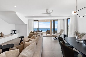 Smart TV, stereo - La Mer: Stunning Beachfront Designer Dream (Noosa Heads)