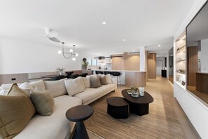 Smart TV, stereo - La Mer: Stunning Beachfront Designer Dream (Noosa Heads)