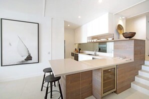 Coffee/tea maker, fridge, oven, dishwasher