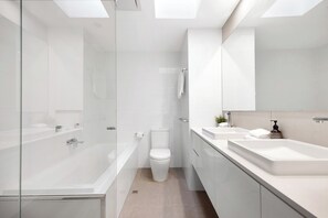 Een douche, een haardroger, handdoeken, zeep