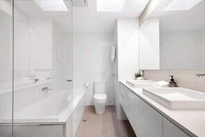 Shower, shampoo - Moondarah: Pet-Friendly Escape (Noosa Heads)