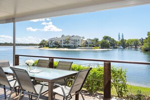 Outdoor dining - Noosa Haven Apt 6: Riverside Retreat (Noosaville)