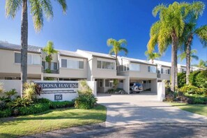 Exterior - Noosa Haven Apt 12: Riverfront Elegance (Noosaville)