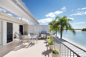 Outdoor dining - Noosa Haven Apt 12: Riverfront Elegance (Noosaville)