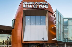 College Football Hall of Fame  - 10 minutes from Downtown Atlanta! Full -Sized House with Game Room & Deck (Atlanta)