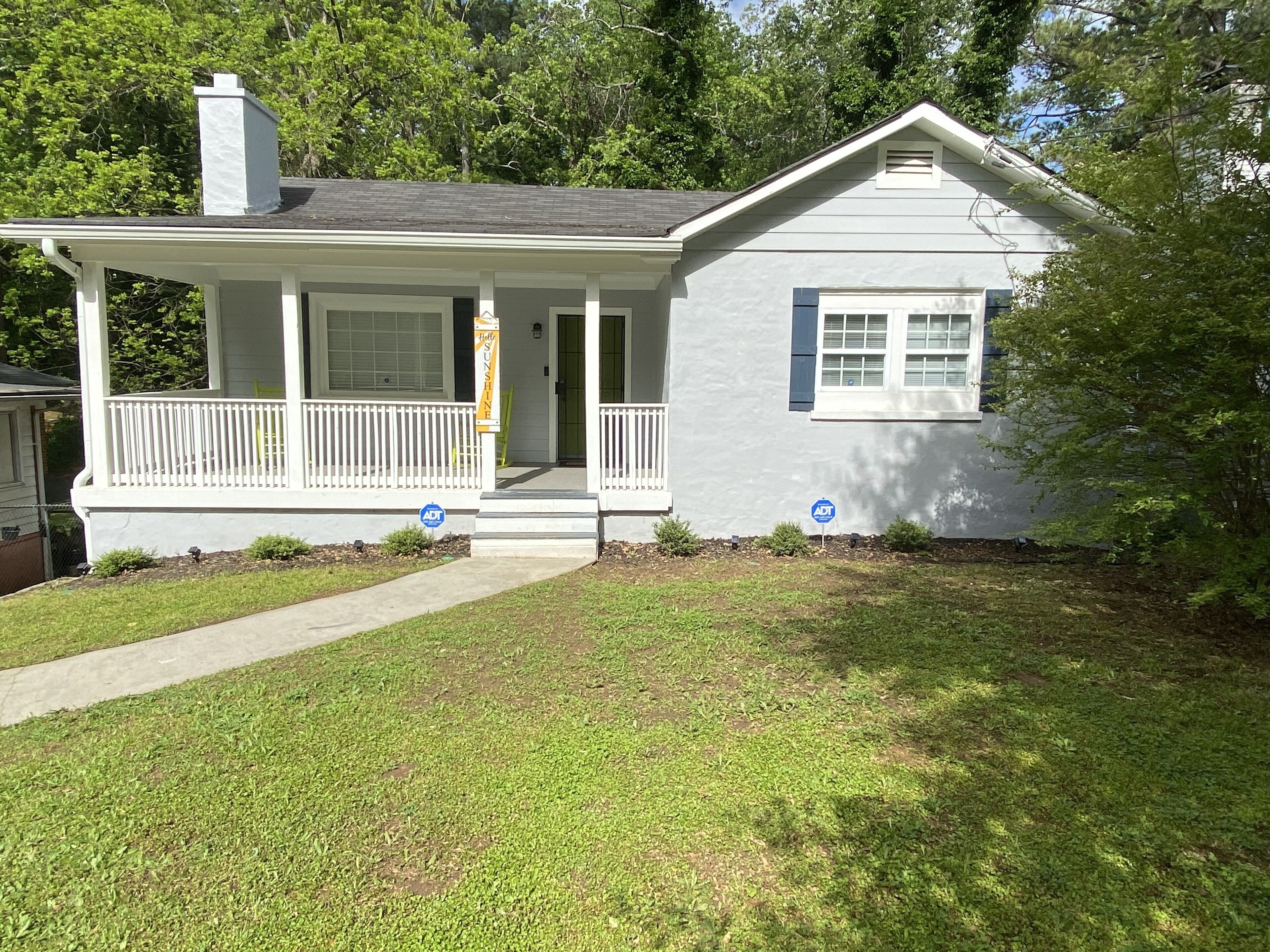 10 minutes from Downtown Atlanta! Full -Sized House with Game Room & Deck