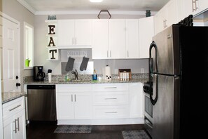 Kitchen  - 10 minutes from Downtown Atlanta! Full -Sized House with Game Room & Deck (Atlanta)