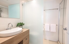 Dusche, Haartrockner, Handtücher, Seife