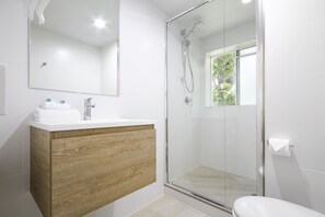Shower, hair dryer, towels, soap - Nature's Haven Coastal Escape (Noosa Heads)