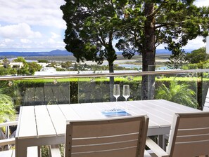 Outdoor dining - Nature's Haven Coastal Escape (Noosa Heads)