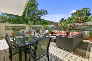 Outdoor dining - Beachfront in Boutique Complex (Noosa Heads)