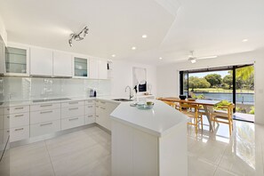 Fridge, microwave, oven, stovetop - Quay Largo: Riverside Haven (Noosaville)