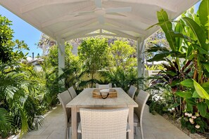 Outdoor dining - Quay Largo: Riverside Haven (Noosaville)
