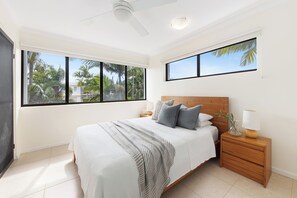 3 bedrooms, iron/ironing board, free WiFi, bed sheets - Prime Location (Noosa Heads)