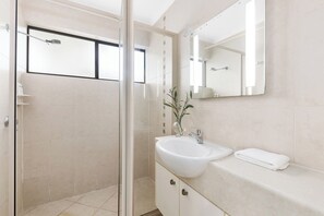 Douche, sĂšche-cheveux, serviettes fournies, savon