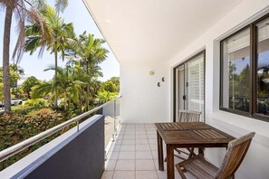 Outdoor dining - Soundhaven 2: Steps to Hastings St (Noosa Parade)