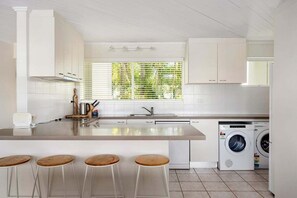 Fridge, microwave, oven, stovetop - Soundhaven 2: Steps to Hastings St (Noosa Parade)