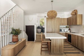Wasserkocher mit Kaffee-/Teezubehör, Kühlschrank, Mikrowelle, Ofen