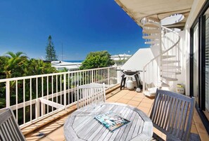 Outdoor dining - Viva la Sunshine - Pool, View & Rooftop (Sunshine Beach)